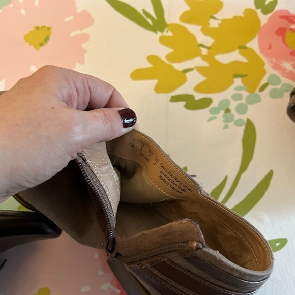 Life stride, brown ankle heel booties soft system flex size 7 - Picture 10 of 10